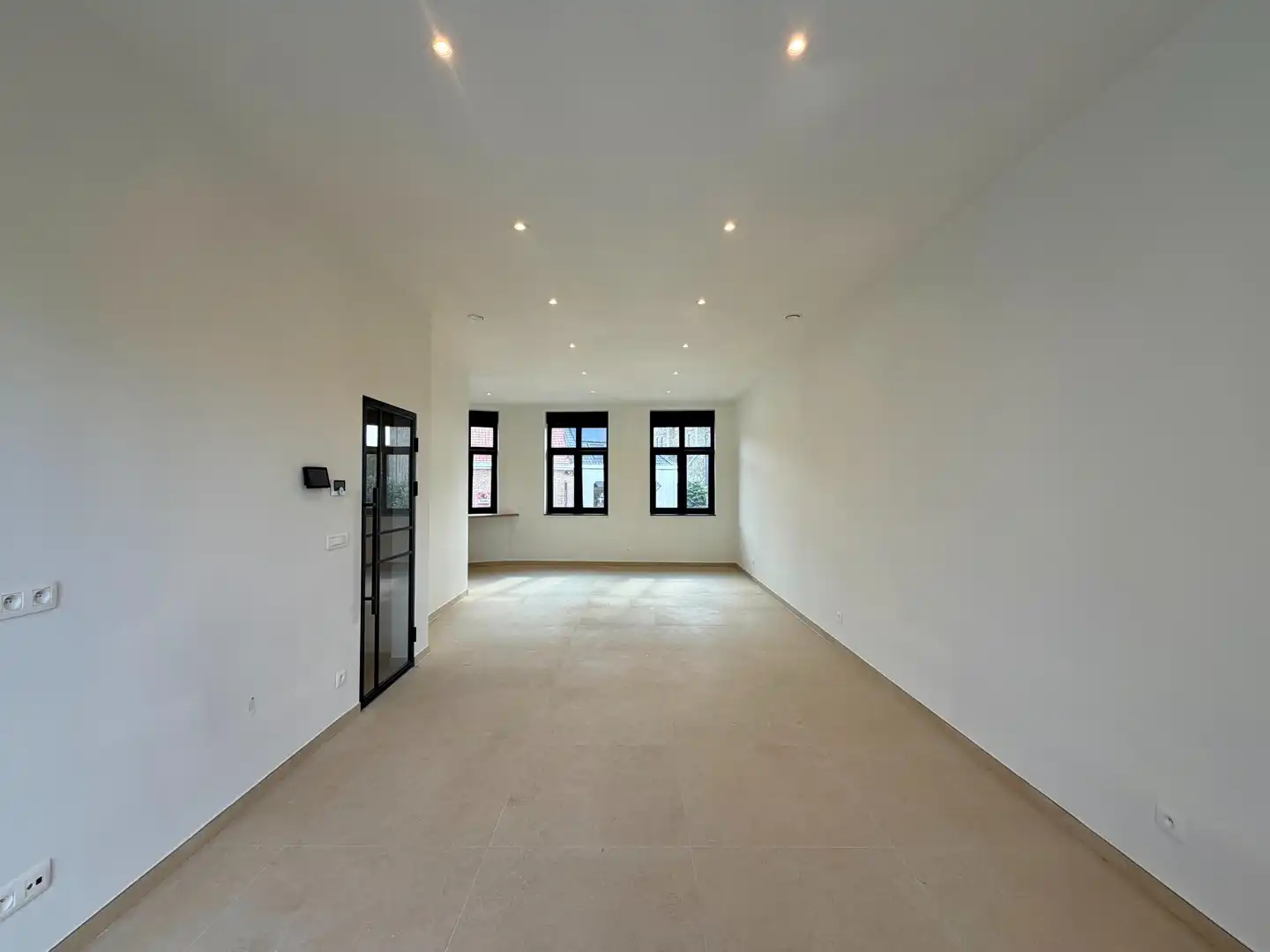 Volledig gerenoveerd 2-slaapkamerappartement met zolder in het hart van Tielt! foto 7