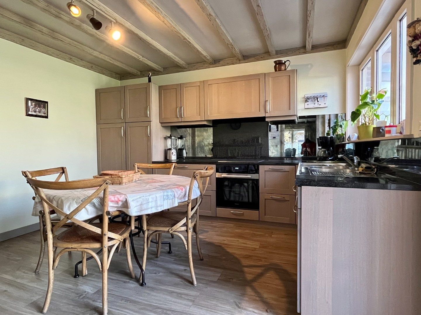 Karaktervolle alleenstaande woning in Kuurne op een rustige ligging met 2 gelijkvloerse slaapkamers en een grote zolder waar er extra kamers kunnen gemaakt word foto 2