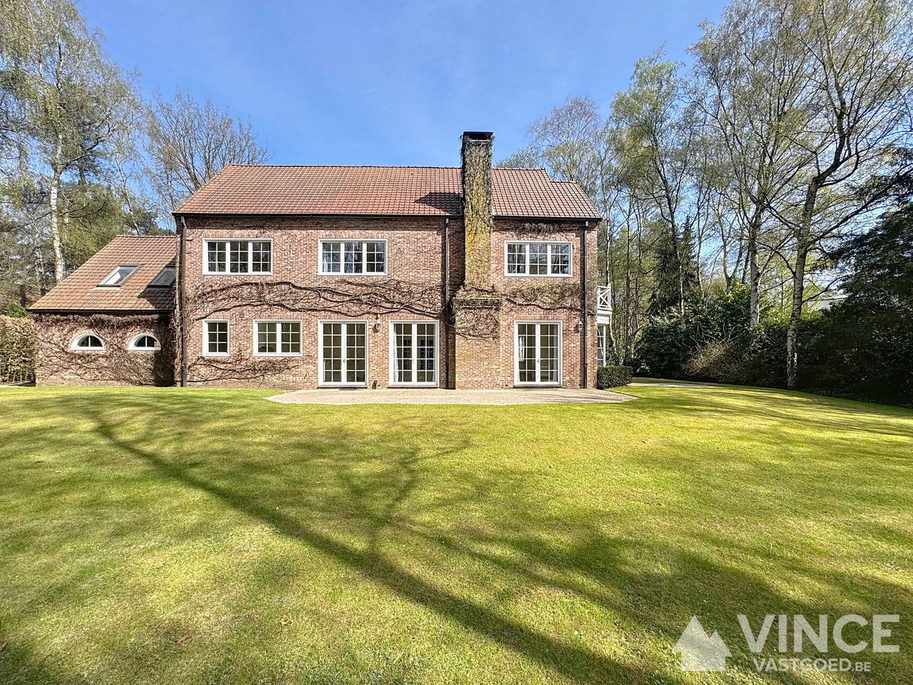 Prachtige villa in een rustige straat, omringd door groen foto {{pictureIndex}}