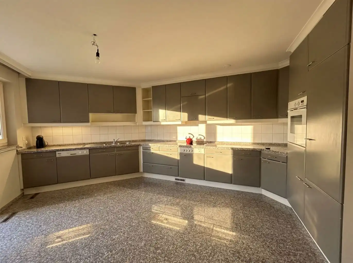 Zeer ruim gelijkvloers appartement voorzien van 2 (+1) slaapkamers, terrassen en afgesloten garagebox, gelegen nabij het centrum van Maaseik. foto 5