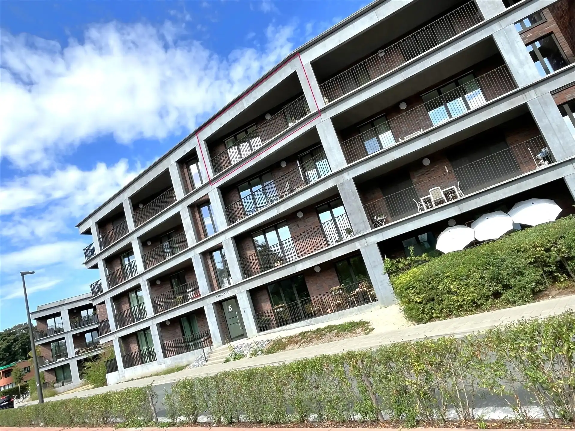 Gemeubeld 2slpk appt met terras en autostaanplaats! foto {{pictureIndex}}