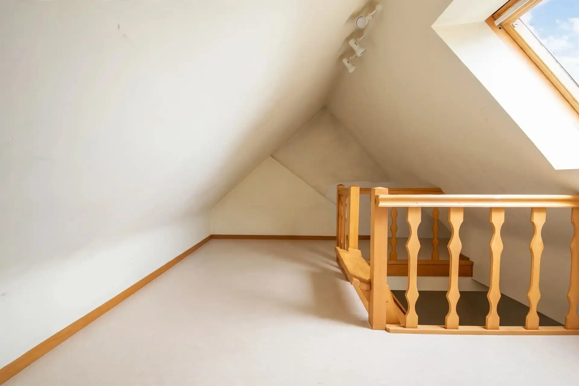 Instapklare bel-etagewoning met 2 slaapkamers en een ruime garage in het centrum van Sint-Gillis-Waas foto 11