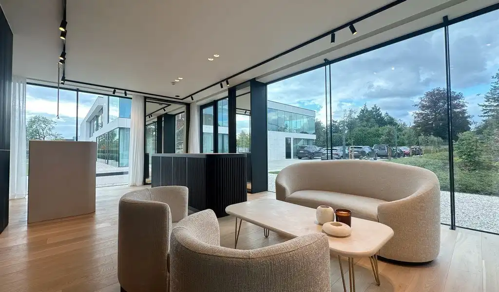 Stijlvol handelspand te huur langs Kortrijksesteenweg in Sint-Martens-Latem foto 5