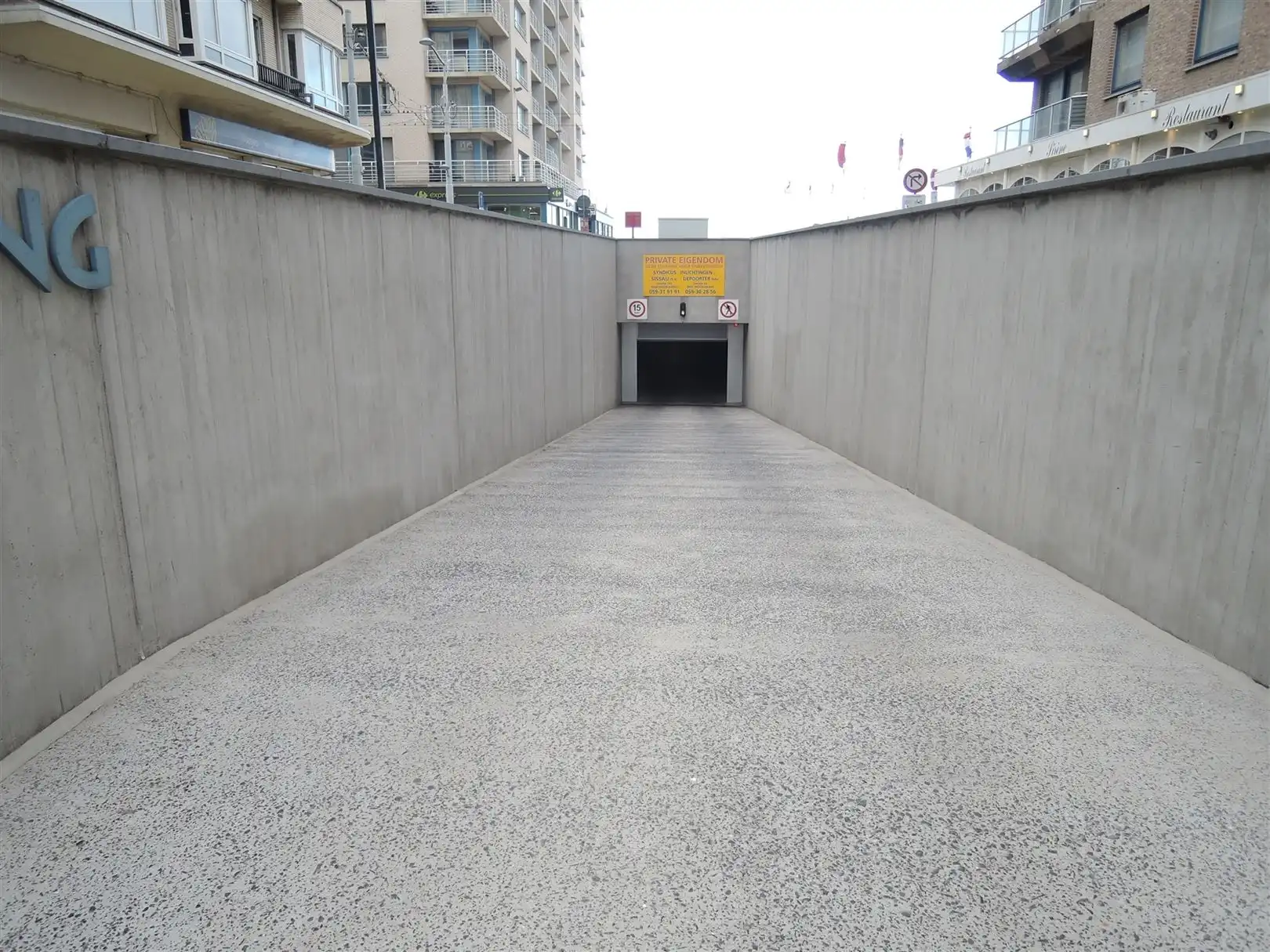 garage foto {{pictureIndex}}