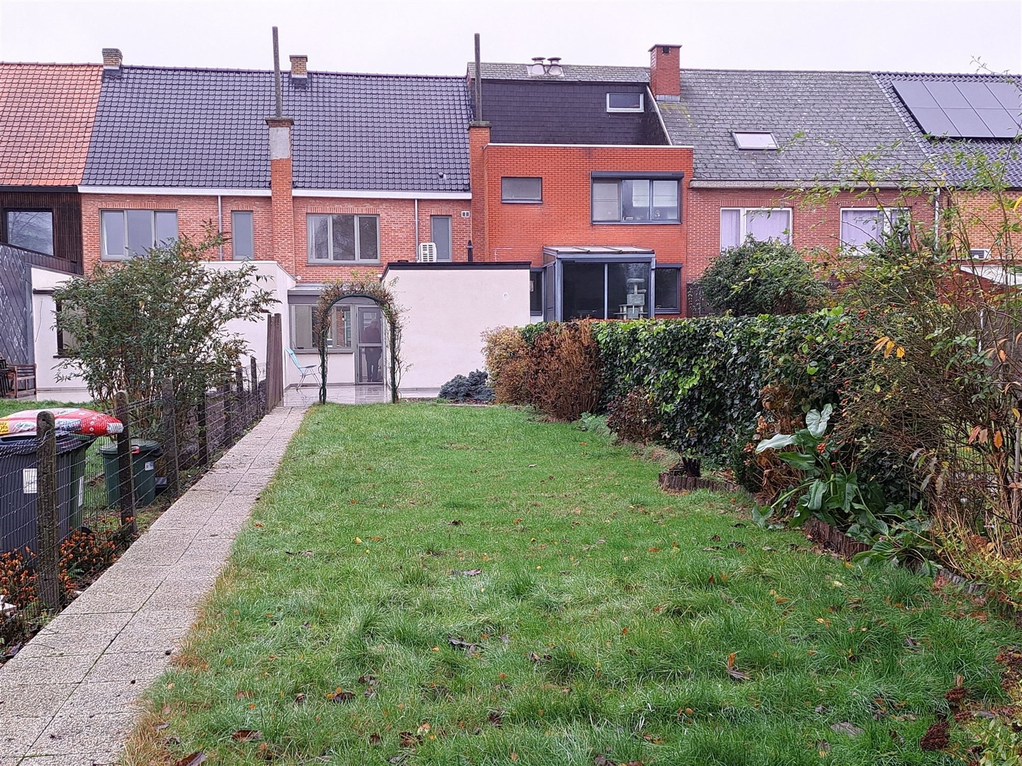 Gerenoveerde woning met 2 slaapkamers en dressing/bureel. Mooie tuin met tuinhuis. Instapklaar. foto 6