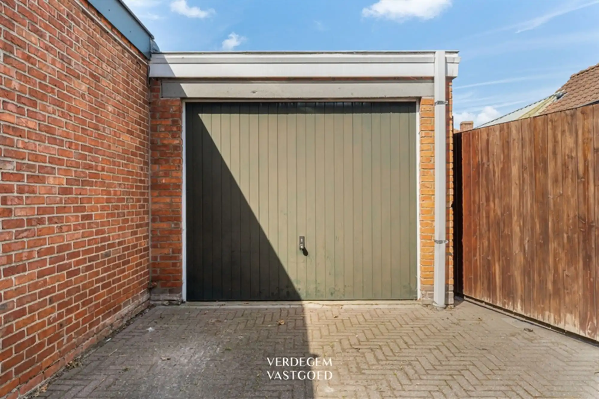 Opbrengsteigendom met 2 appartementen en 4 garages in het centrum van Sleidinge  foto 2