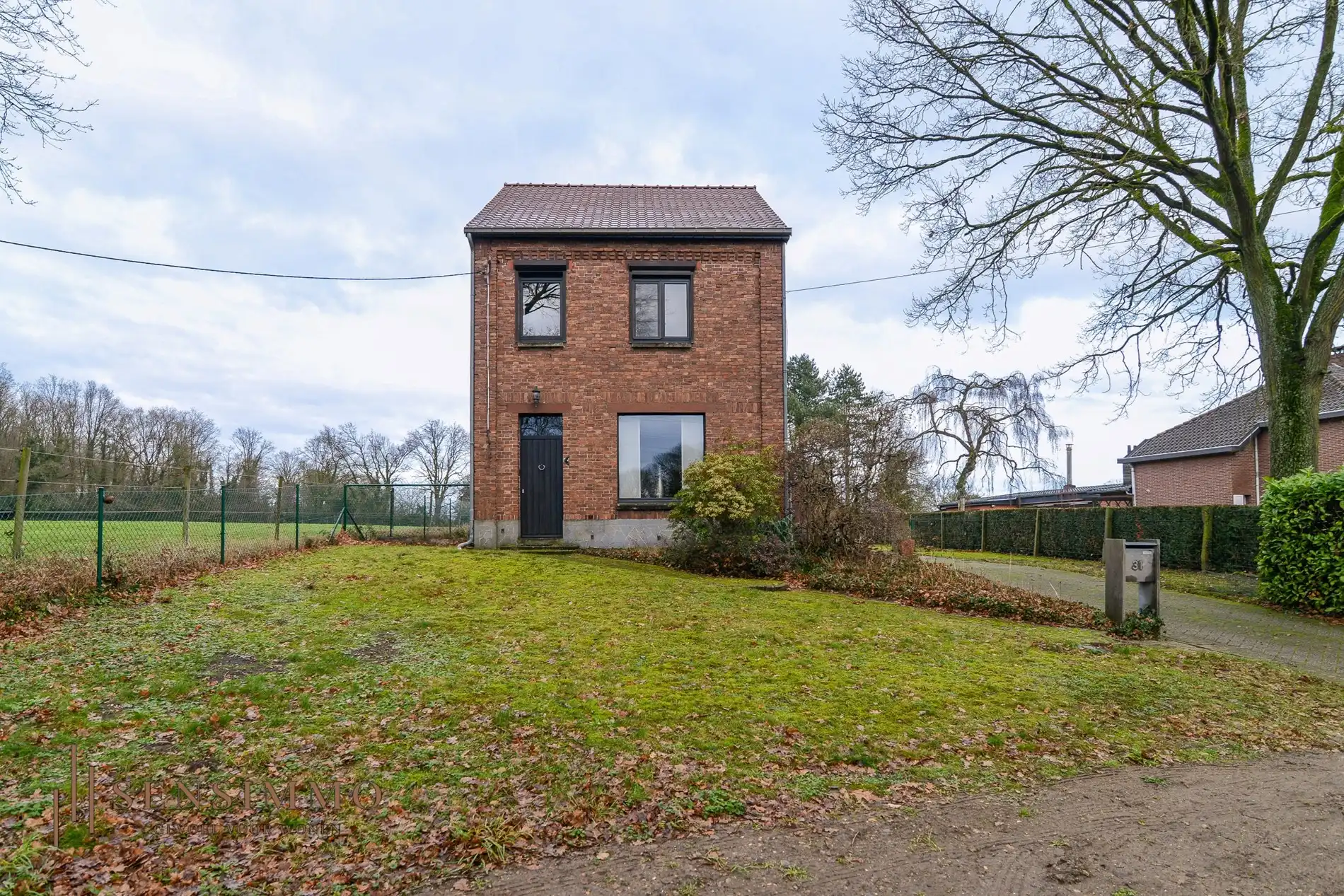 Open bebouwing met 3 slaapkamers op ruim perceel van 13a foto 3