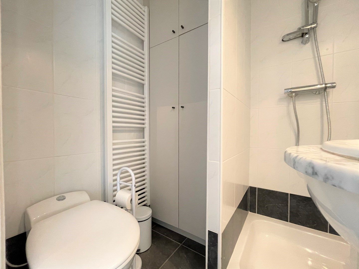 Gemeubelde vernieuwde studio op een toplocatie, vlakbij het Van Bunnenplein. foto 9