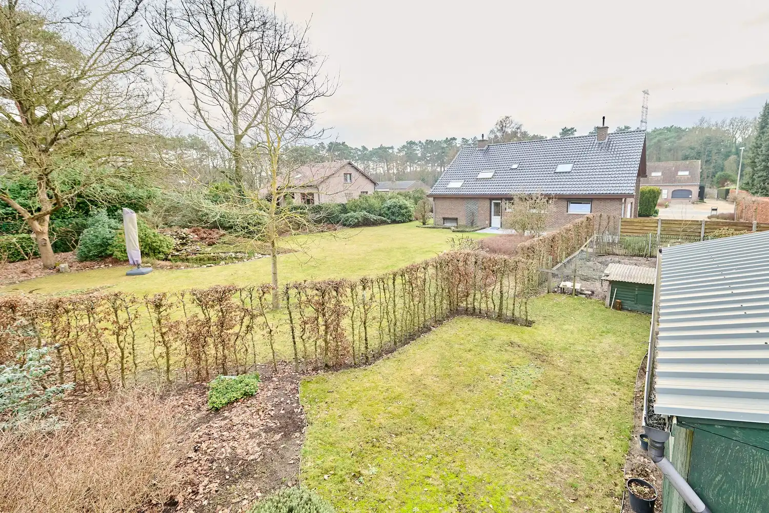 Residentieel en op een uitgestrekt perceel gelegen vernieuwde woning met 3/4 slaapkamers foto 27