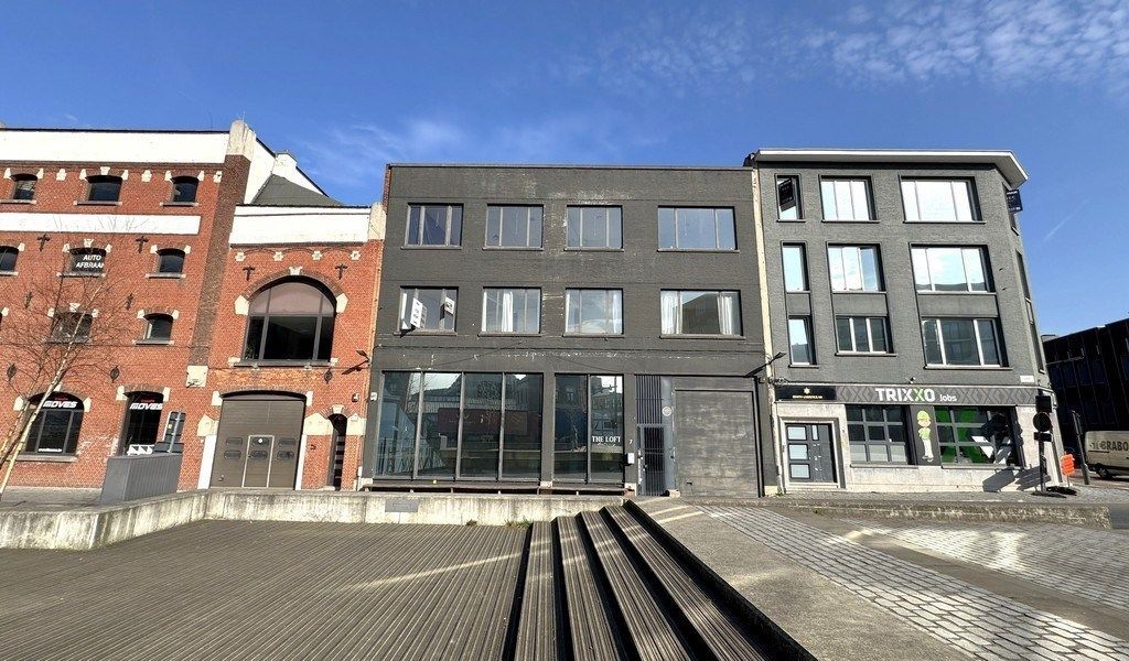 Kantoor in loftstijl te huur aan Ijzerlaanbrug te Antwerpen foto {{pictureIndex}}
