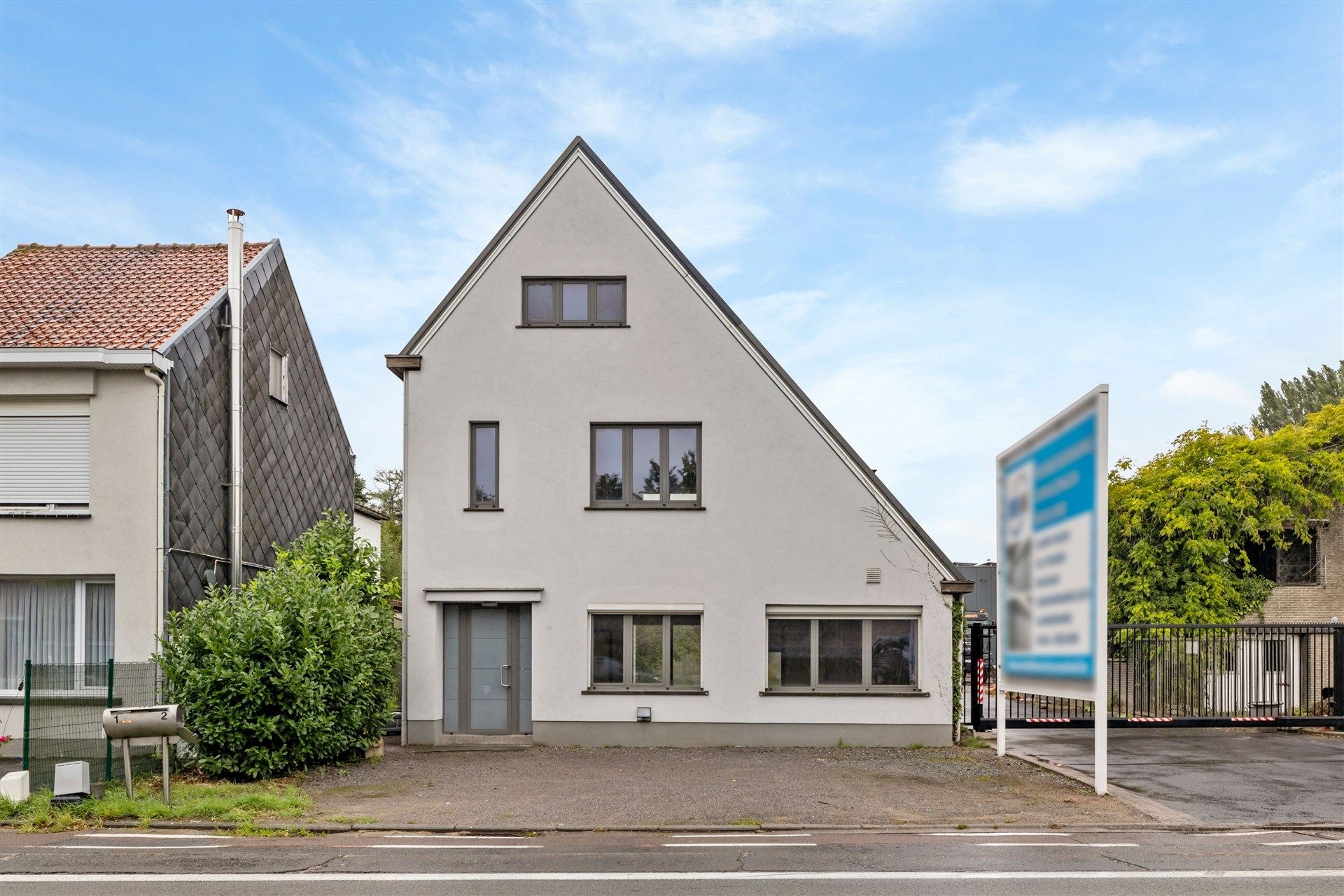 Hoofdfoto van de publicatie: Te renoveren gezinswoning nabij de dorpskern van Sint-Pauwels