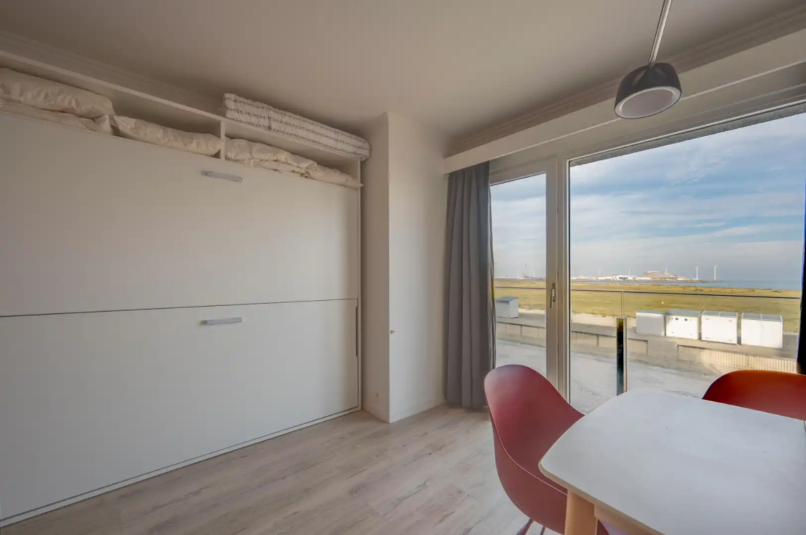 Instapklare studio met FRONTAAL ZEEZICHT foto 4