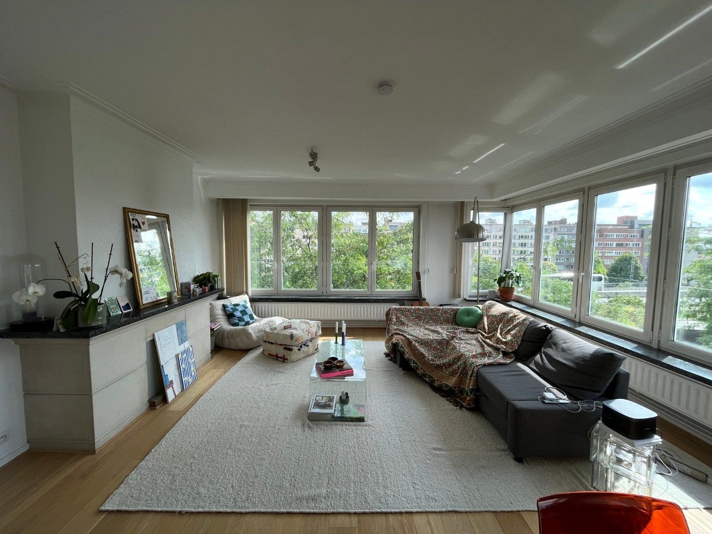 Ruim, lichtrijk appartement met garage én berging (kelder). foto 2