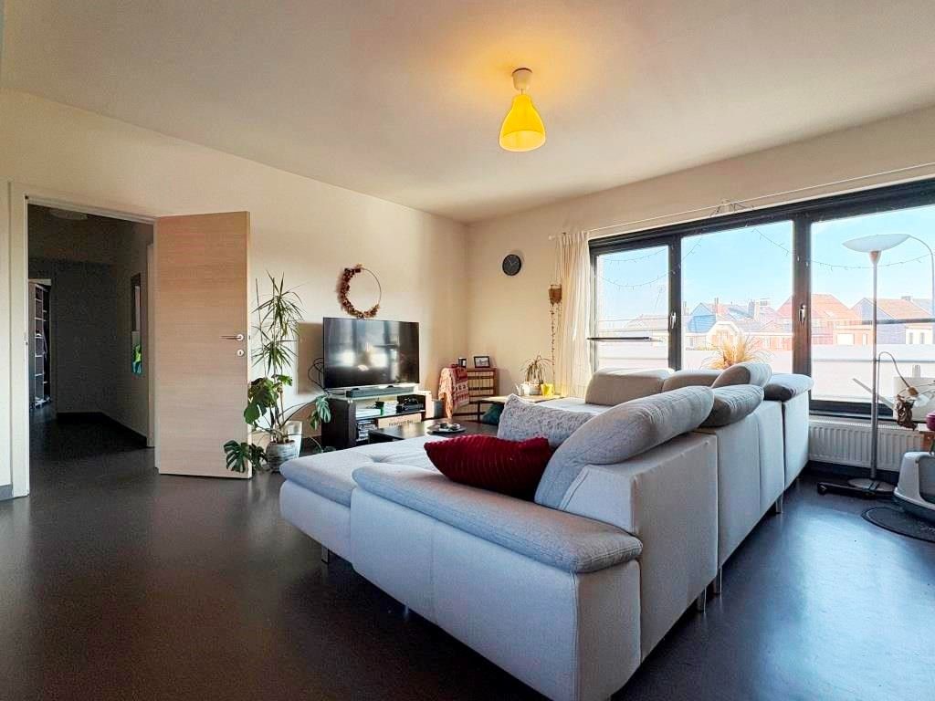 Duurzaam en sterk visueel gelegen kantoorgebouw met 3 standplaatsen en groot bovenliggend appartement. foto 16