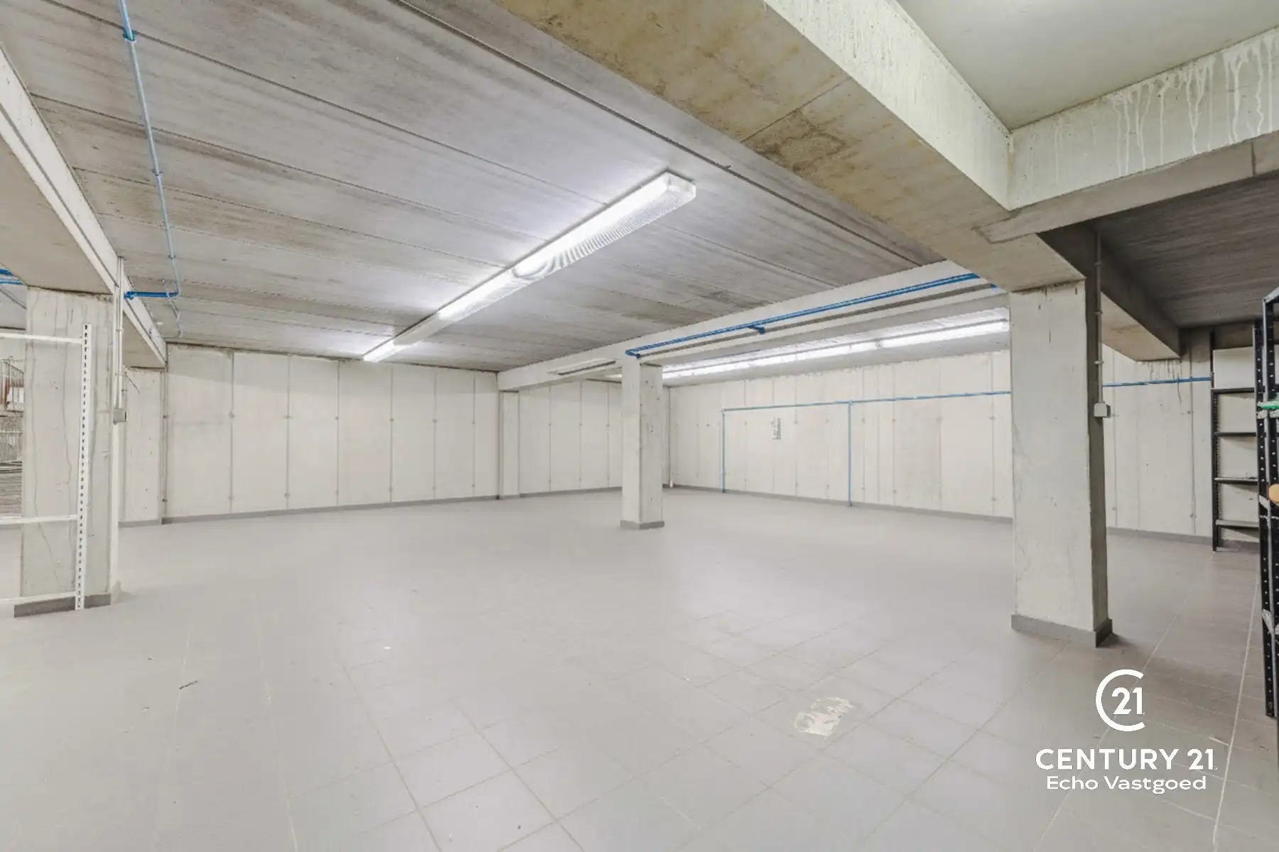 Topgelegen handelspand met magazijn en privatieve parking foto 5