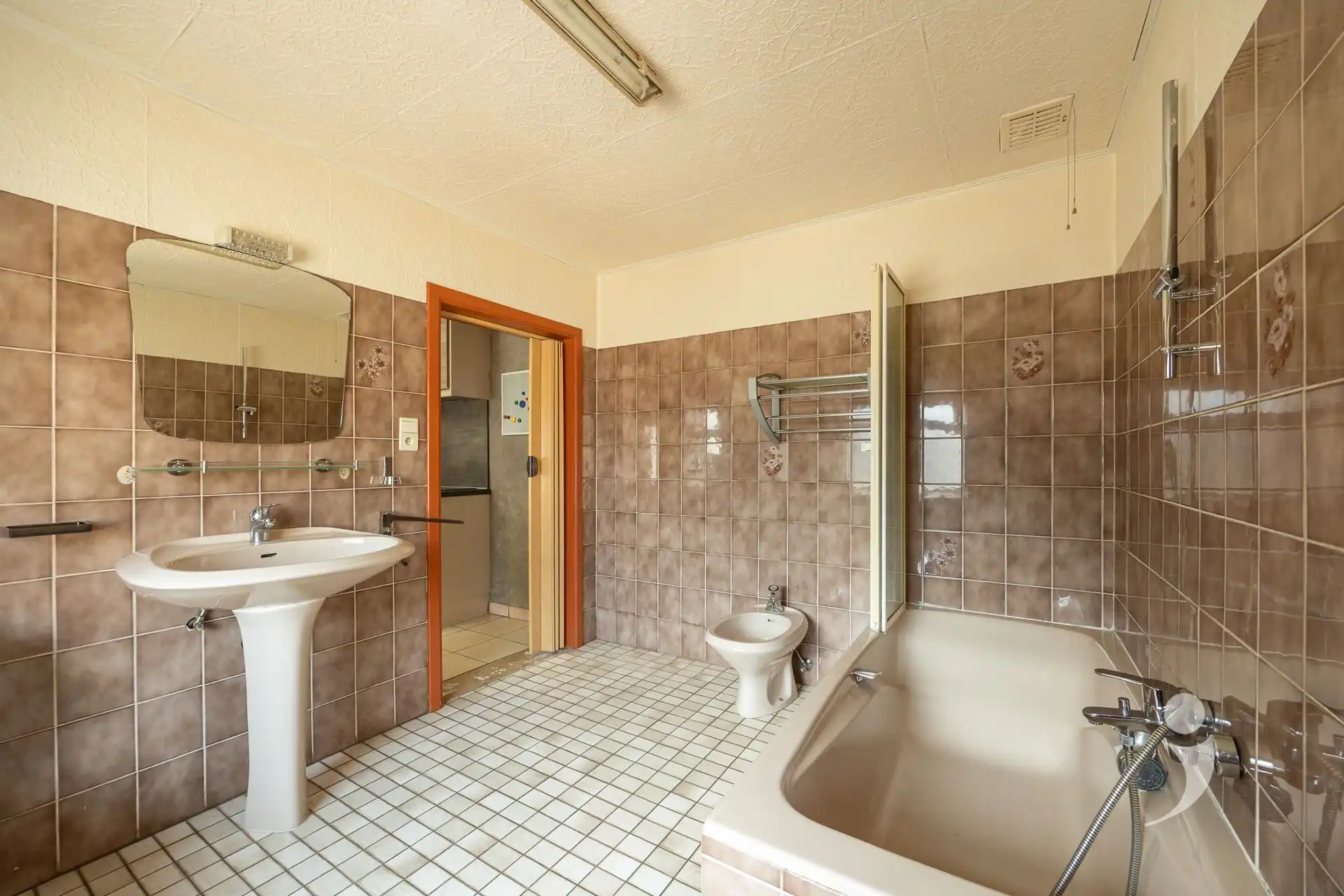 Te renoveren woning met vier slaapkamers!  foto 13