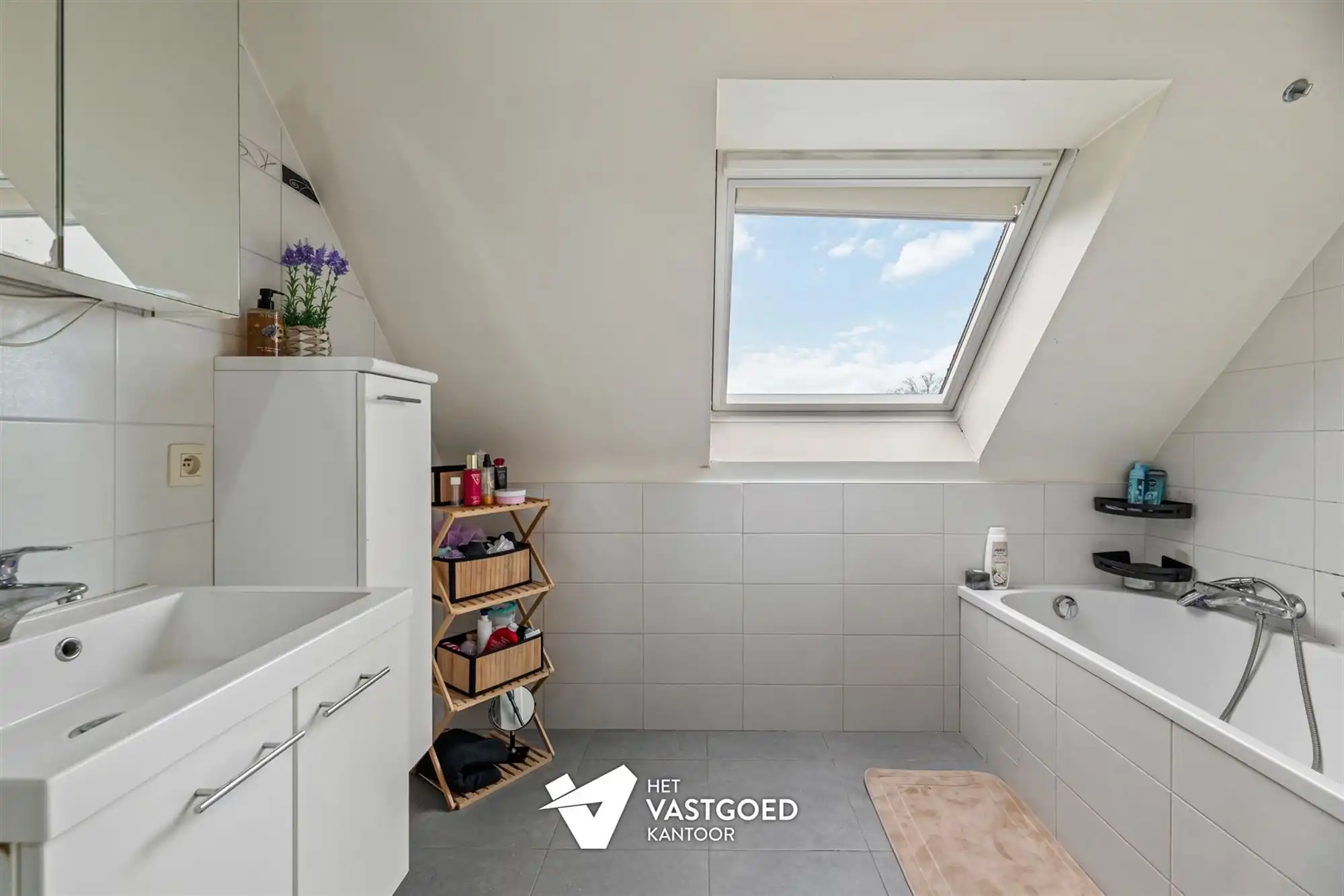 ZEER RUIM DUPLEX APPARTEMENT (149M²) MET 3 SLAAPKAMERS, TERRAS EN 2 AUTOSTAANPLAATSEN TE HAM foto 10