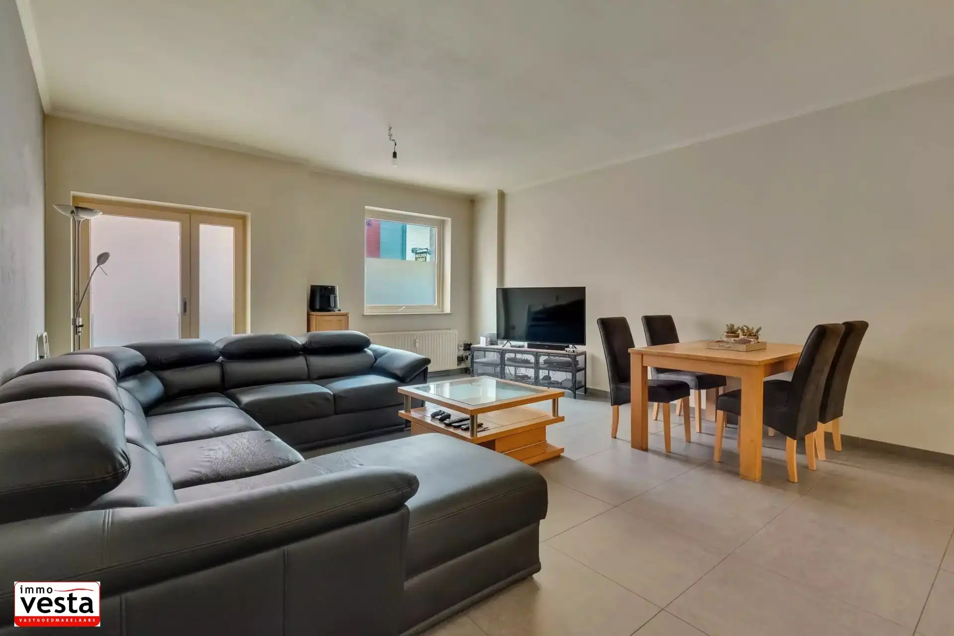 Instapklaar appartement nabij het (commercieel) centrum van de stad. foto 4