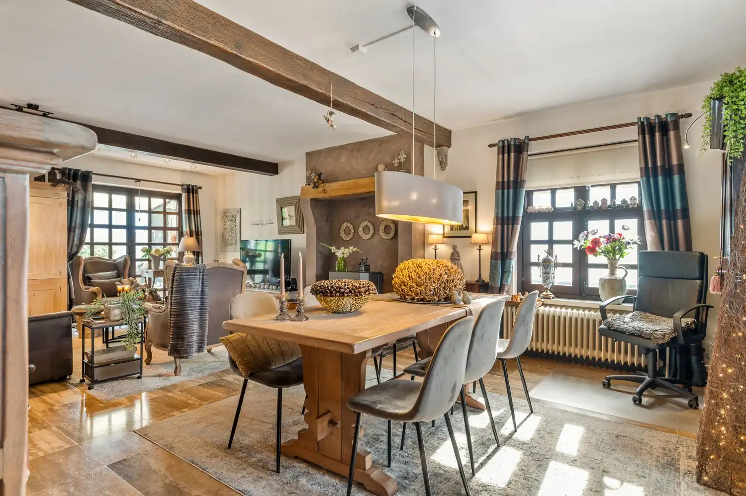 Charmante woning met 4 slaapkamers, grote tuin en dubbele garage foto 4