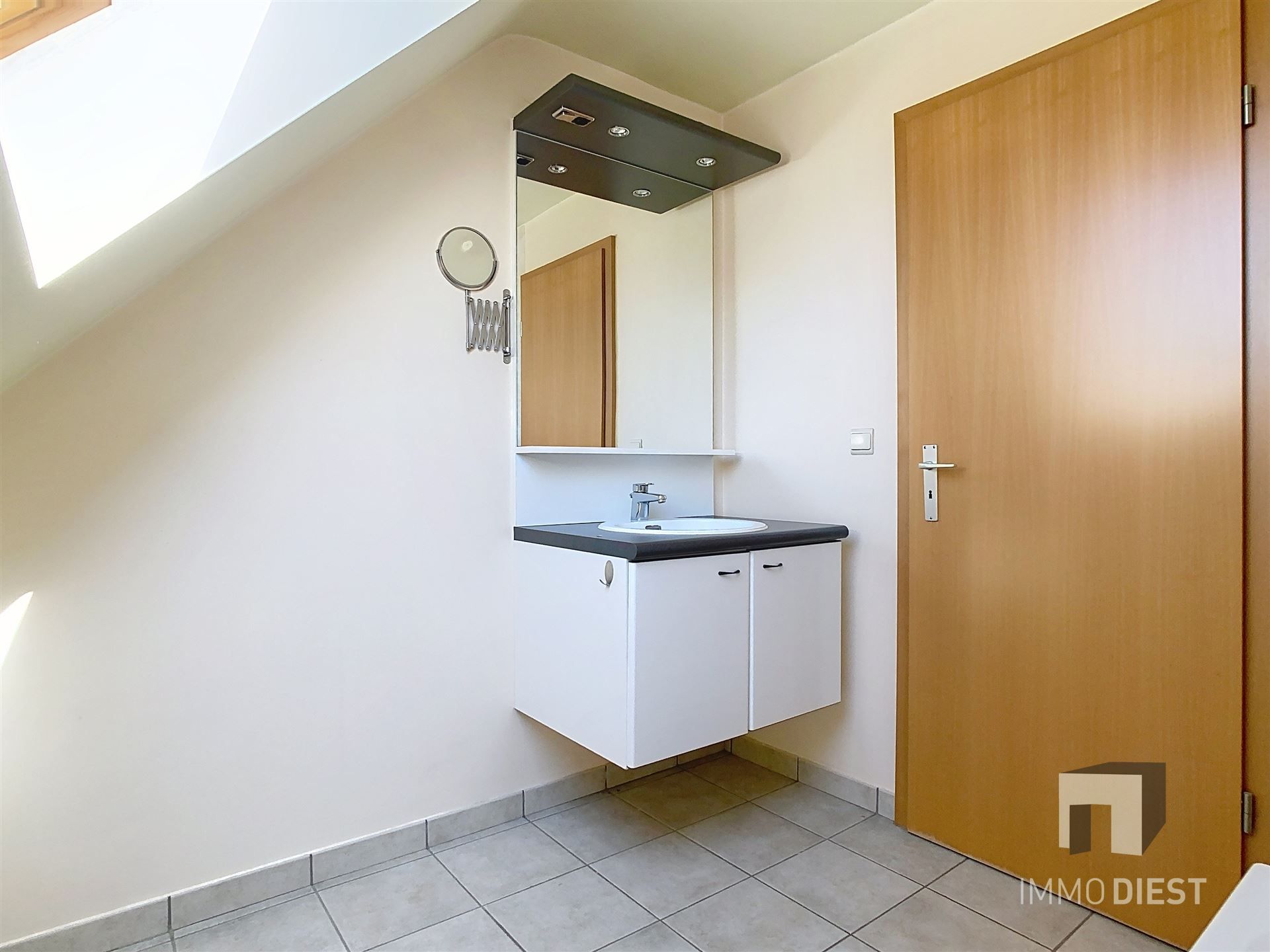 Triplex met 2 slaapkamers en inpandige garage foto 11