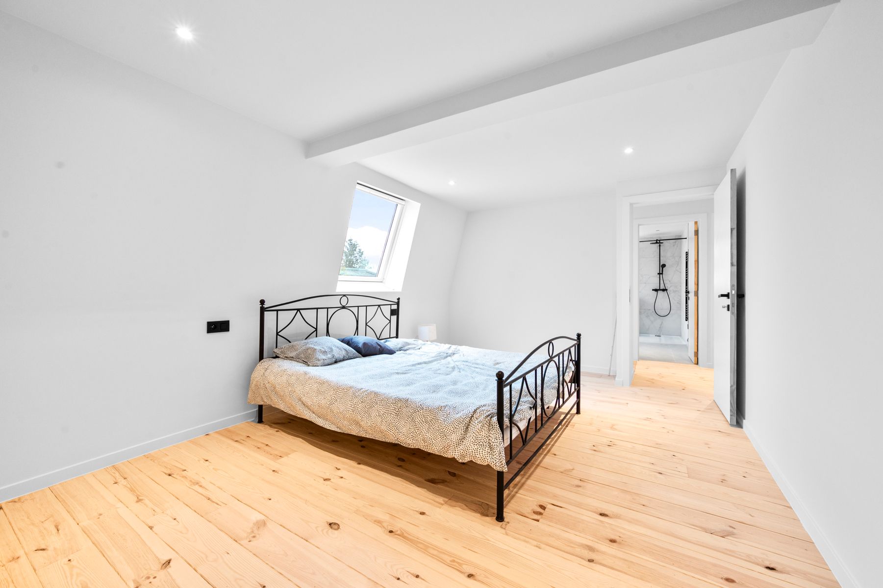 Instapklare woning met 5 slaapkamers en 2 badkamers foto 9