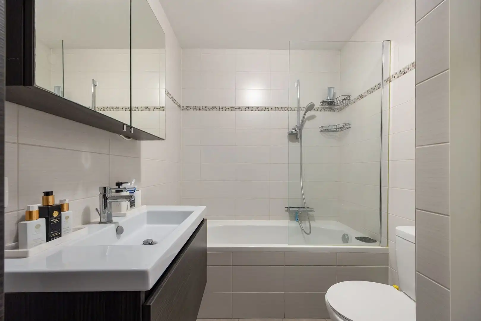 Modern en licht appartement met terras in parkomgeving. foto 12