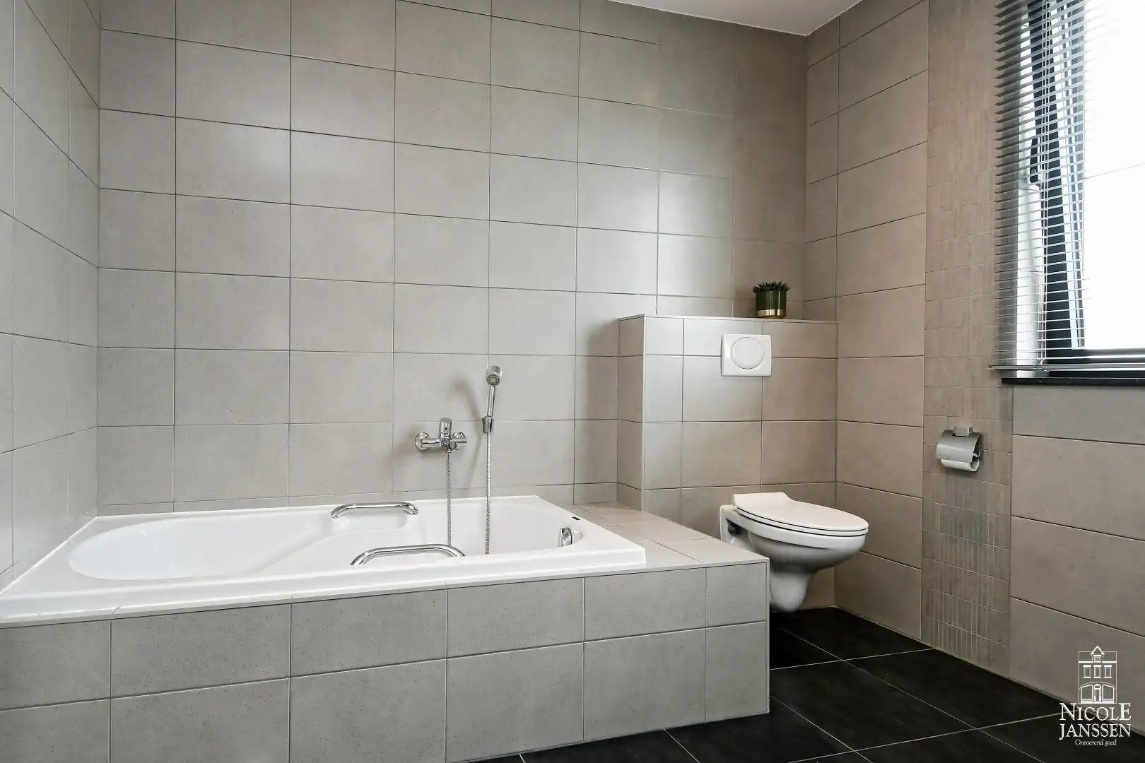 Instapklare goed onderhouden gezinswoning met mooie tuin met gezellig overdekt terras foto 22