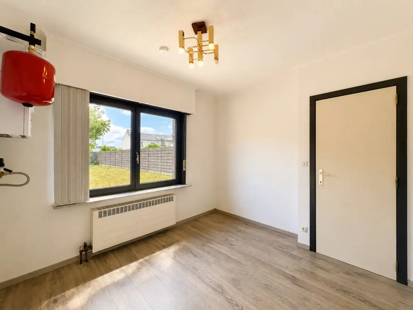 Goed onderhouden bungalow met 2 slaapkamers, bureau en garage in rustige woonwijk foto 11