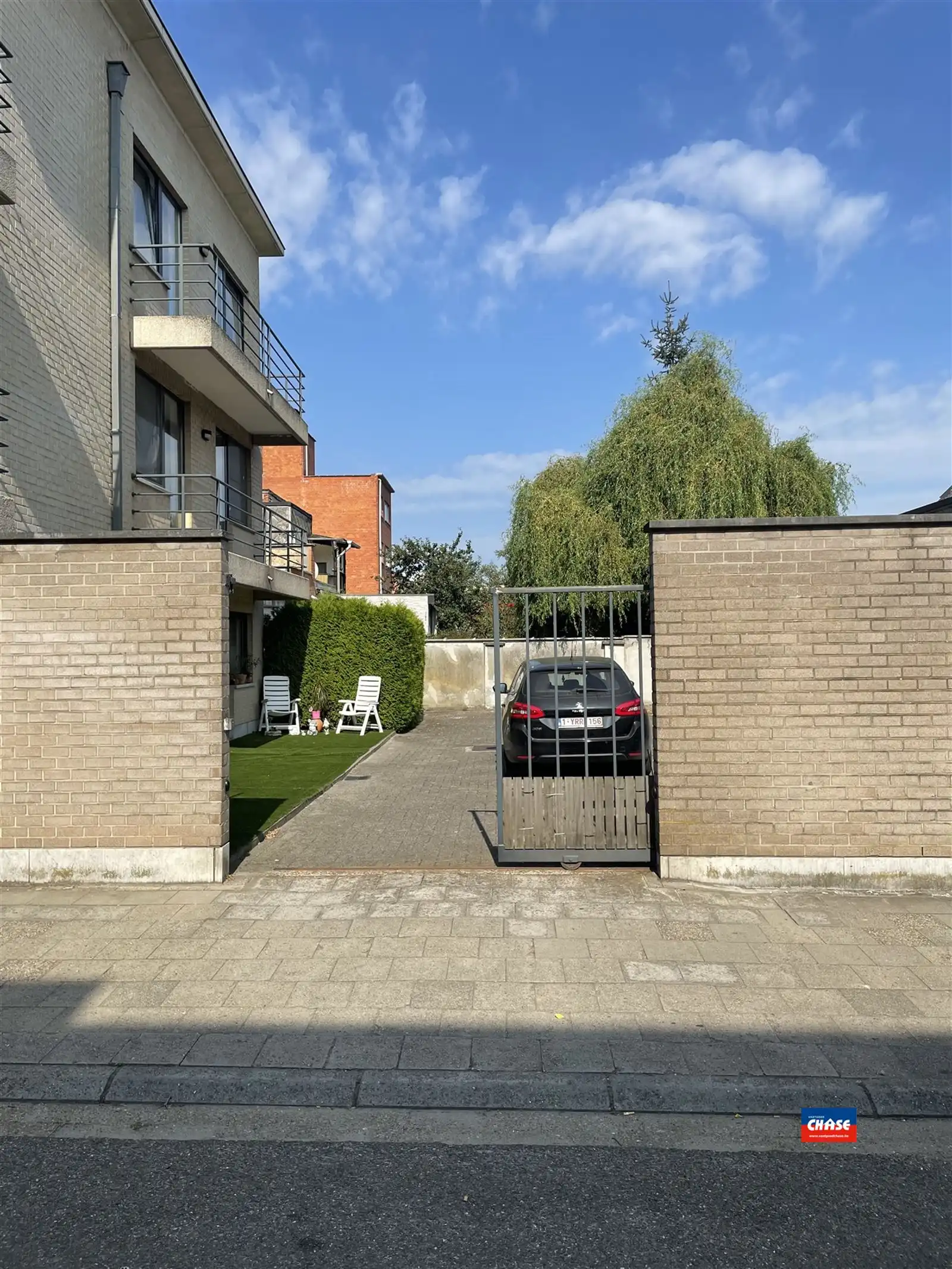 Garagebox in afgesloten complex met elektrische toegangspoort foto 6