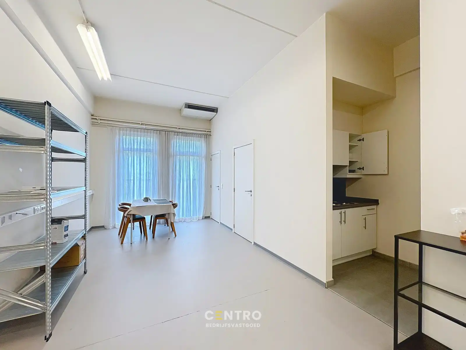 Energiezuinig WINKELPAND met industriële uitstraling in de Delaerestraat tussen stijlvolle handelszaken. foto 12