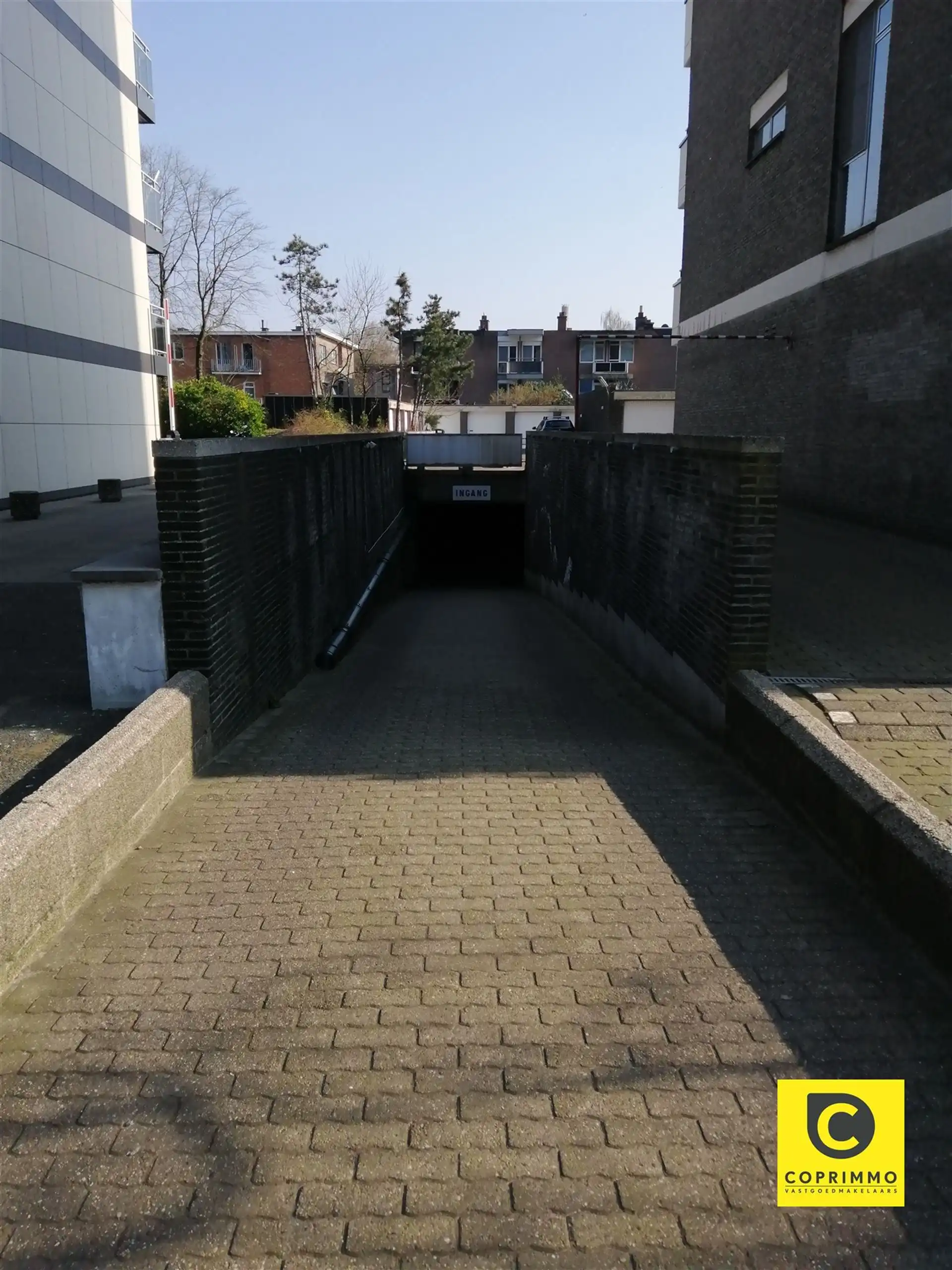 Ondergrondse garagebox, zeer centraal gelegen op de Fruithoflaan! foto {{pictureIndex}}