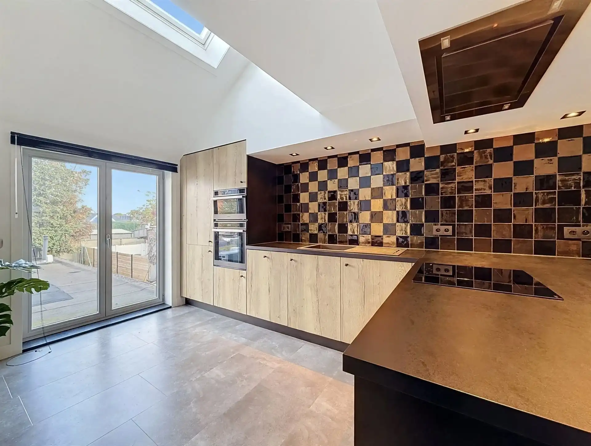 VOLLEDIG GERENOVEERD DUPLEXAPPARTEMENT IN SINT-NIKLAAS EPC A & NETTO RENDEMENT VAN 4%!  foto 3