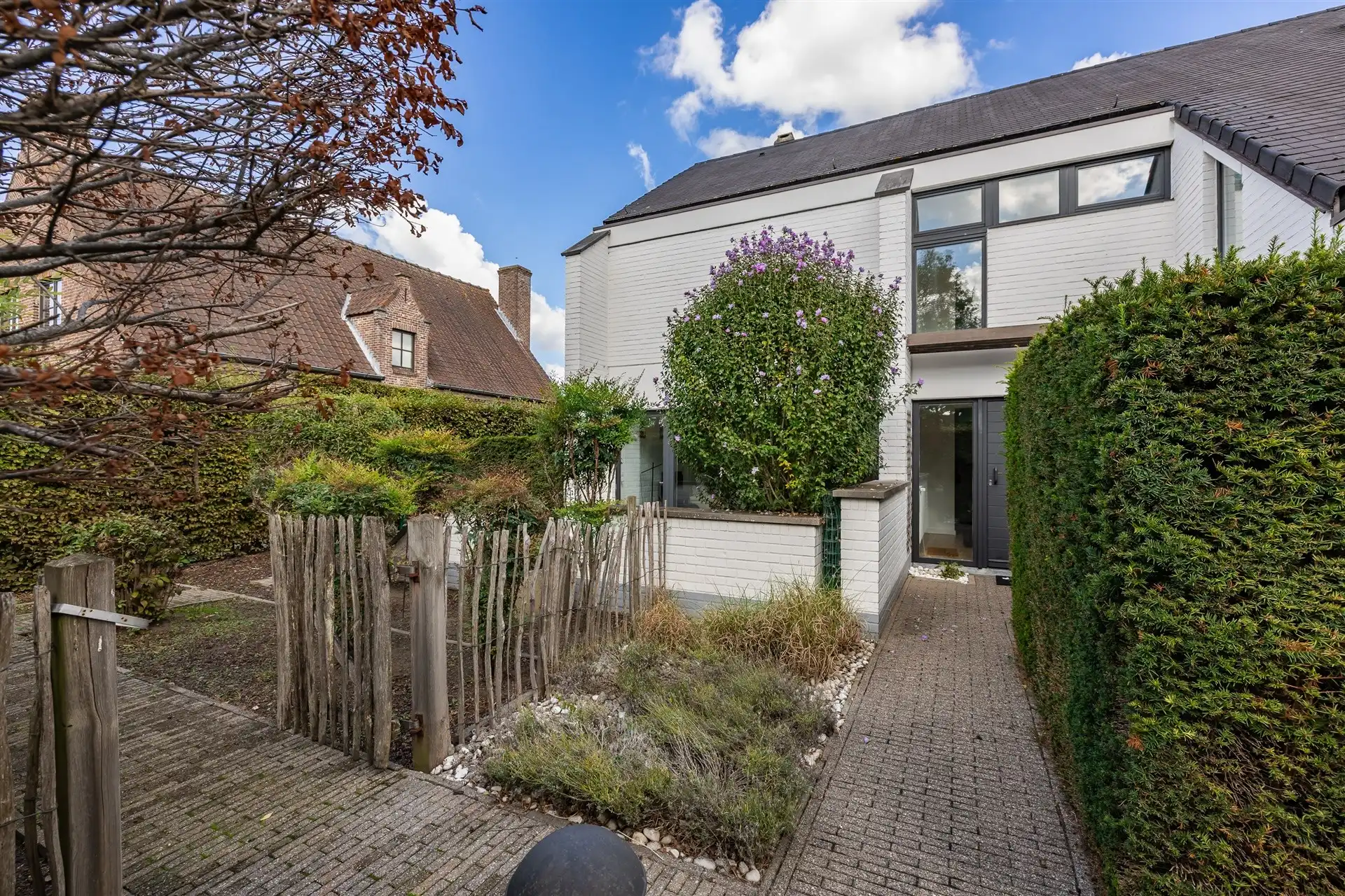 Riante woning met 4 slaapkamers , tuin en praktijk foto 9