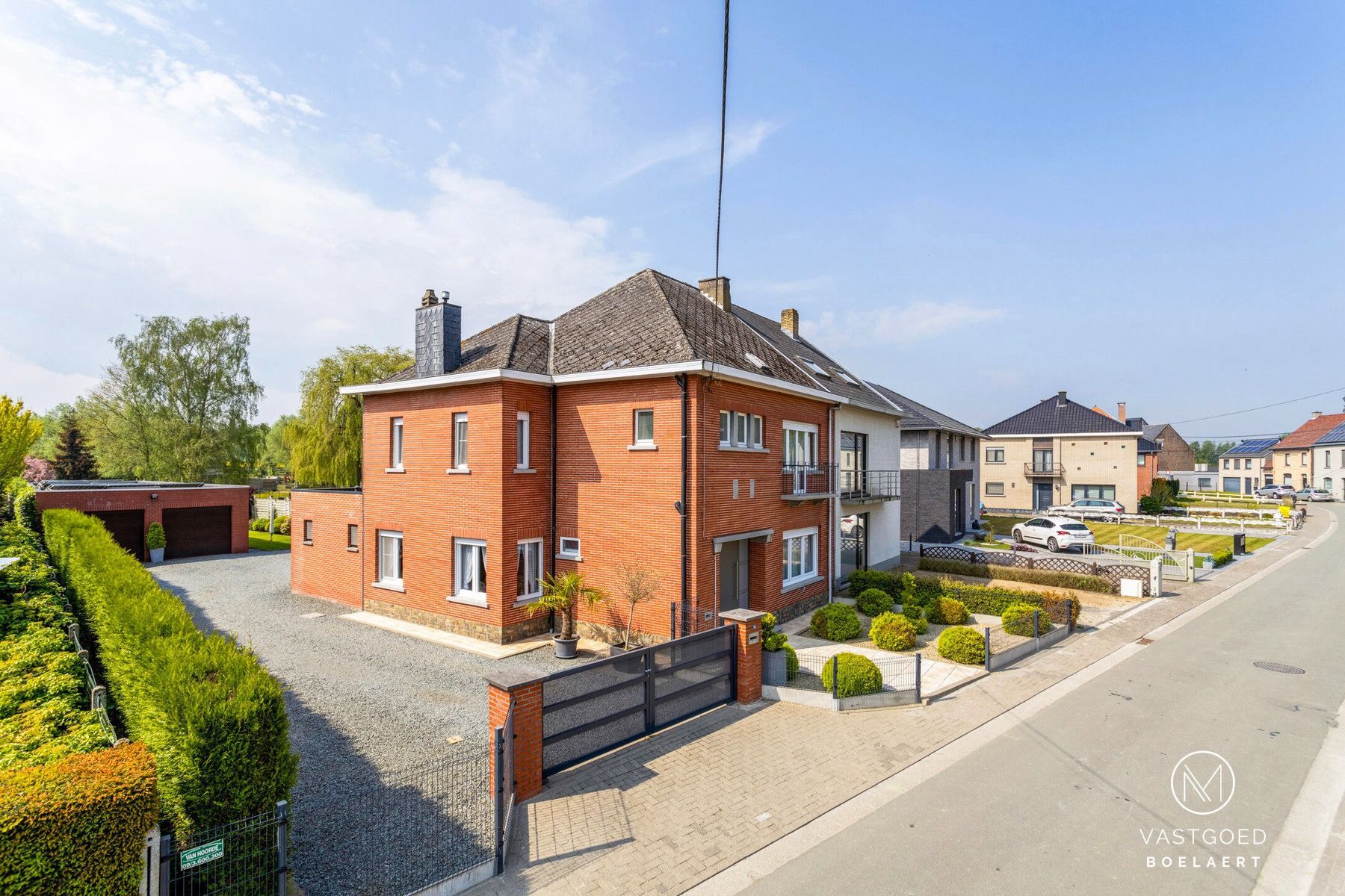 Gezinswoning met dubbele garage, 3 slaapkamers en grote tuin te Nieuwerkerken foto 1