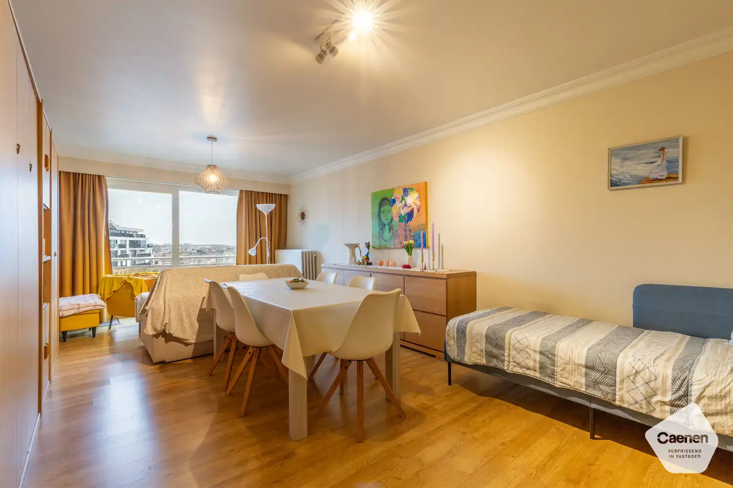 Instapklare gemeubelde studio met prachtig zicht over het stationsplein foto {{pictureIndex}}