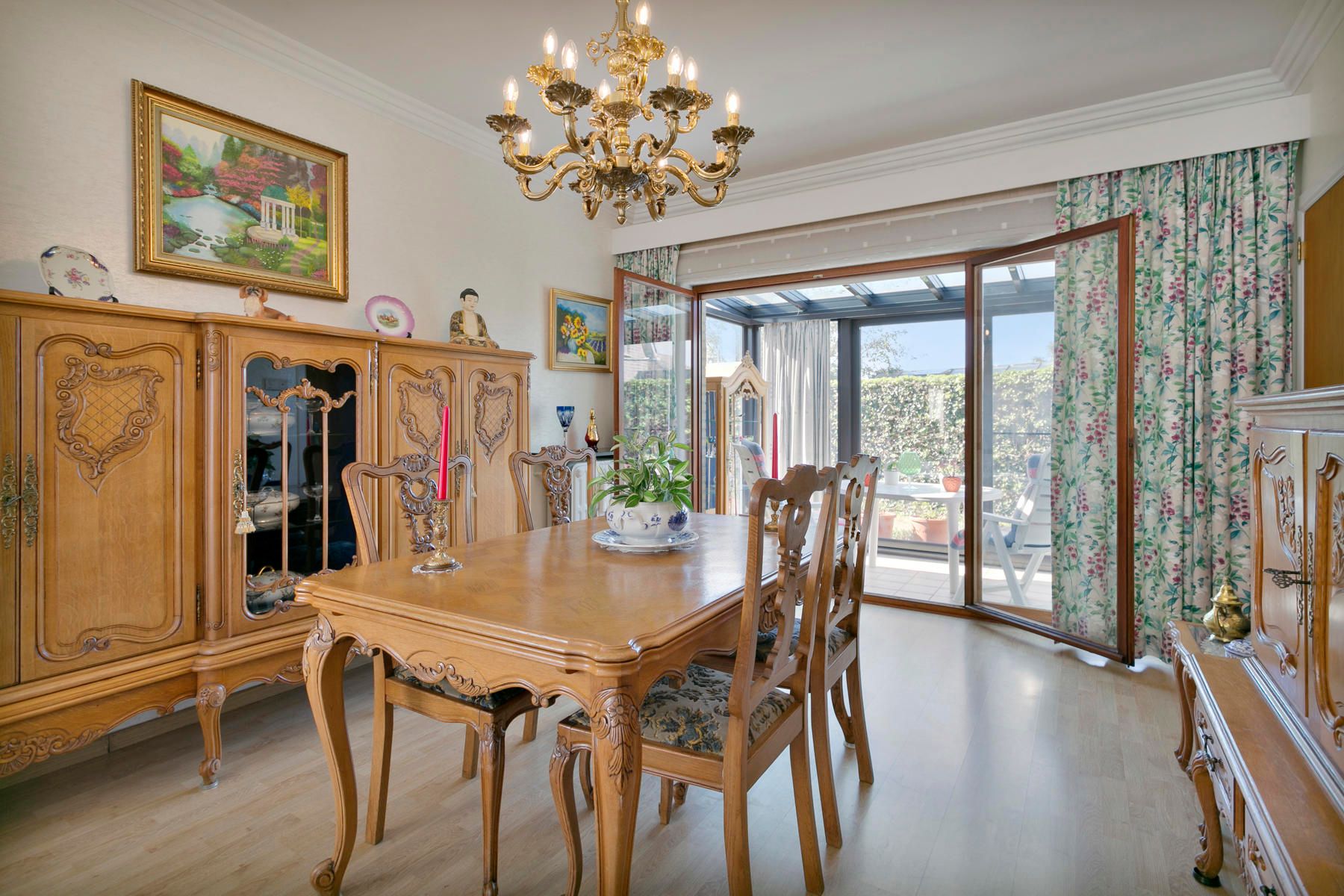 Bungalow met 2 garages, tuin en 3 slaapkamers! foto 9