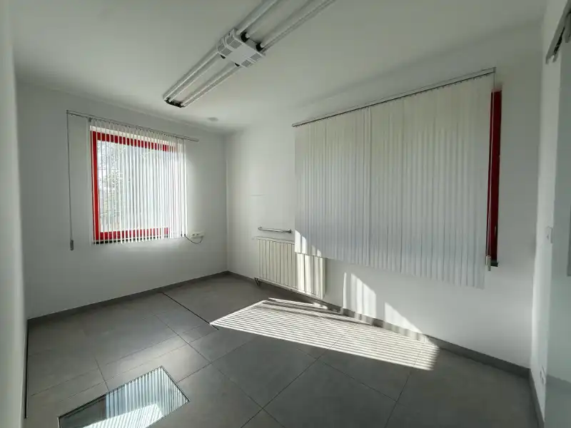 GENK: Bedrijfsgebouw met magazijn, atelier, kantoren en appartement foto 12