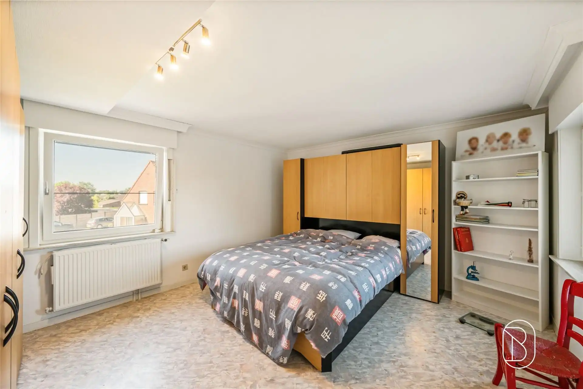 Ruime instapklare gezinswoning met garage en oprit foto 16