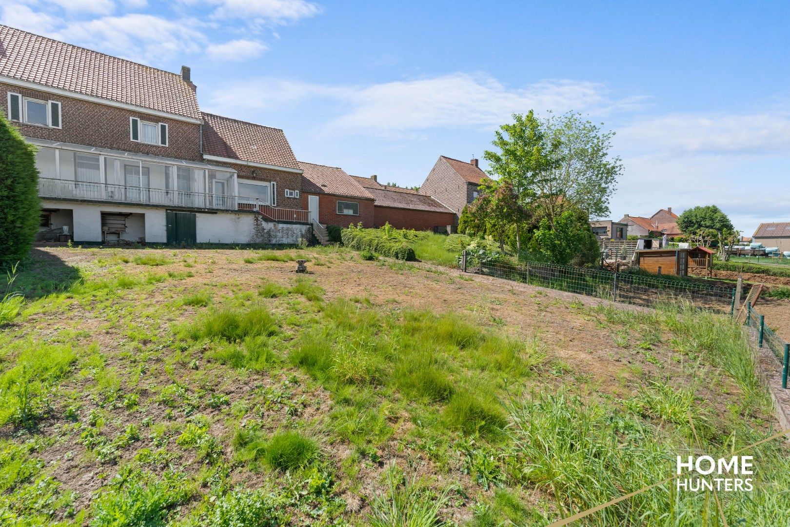Karaktervolle woning met 6 garages en panoramisch zicht op groen landschap foto 5