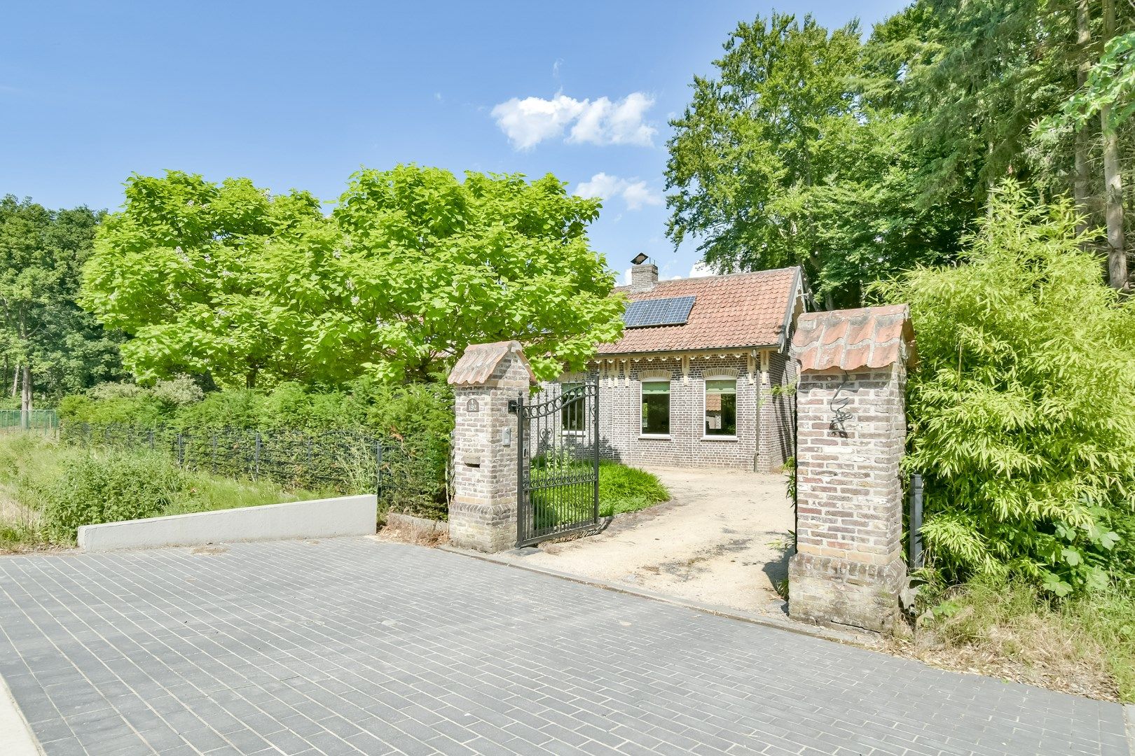 Welkom in deze charmante woning te midden van het groen in het hart van Oostkamp! foto 2