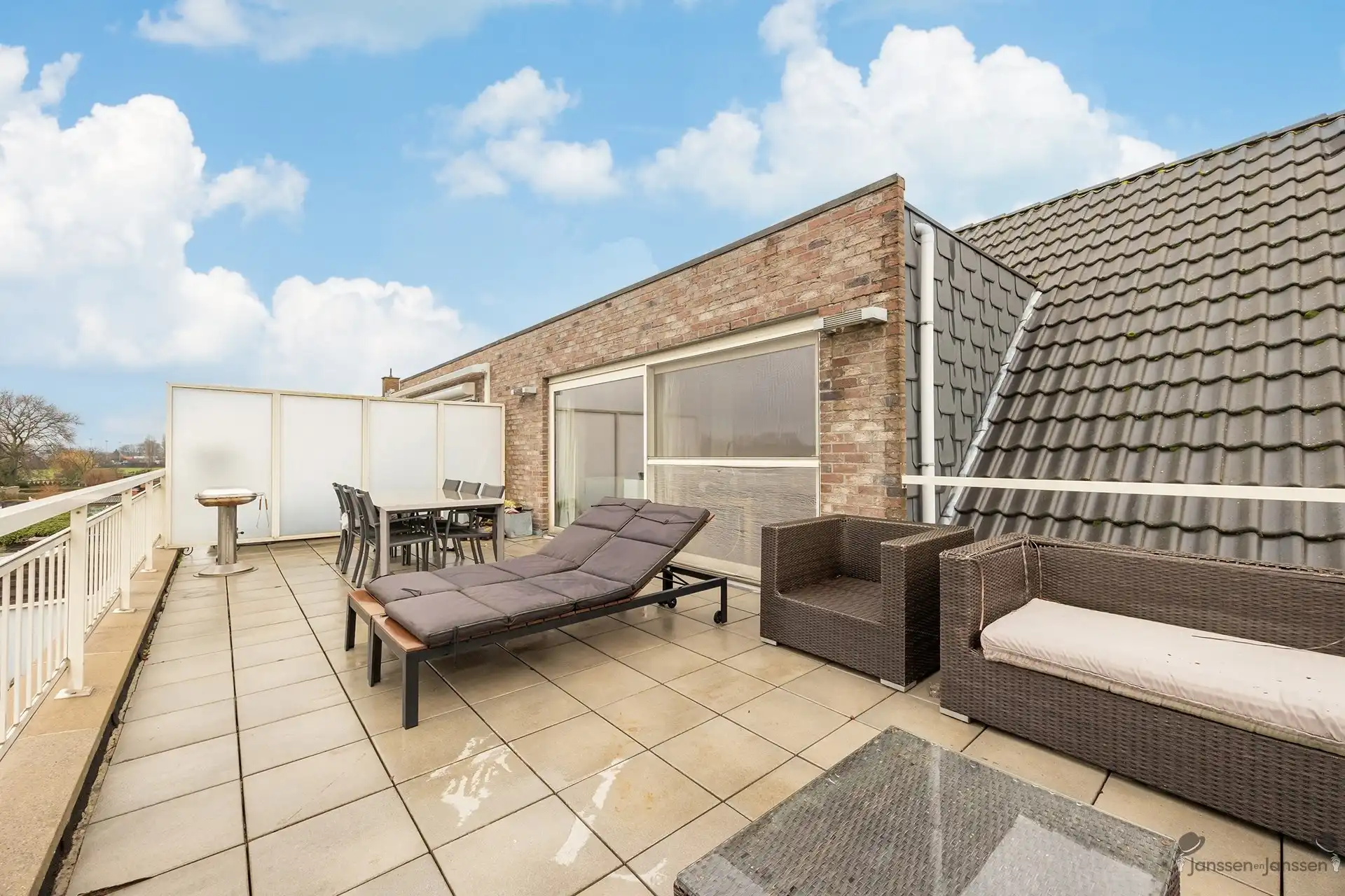 Appartement met uitzonderlijk ruim terras (36 m²) en garagebox te Hoevenen foto 13
