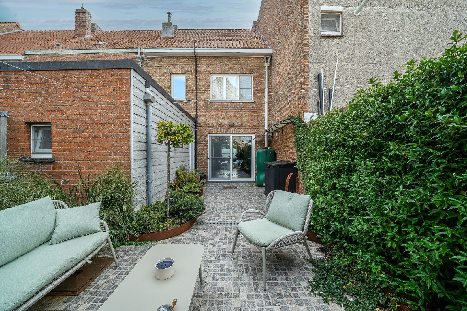 Instapklare gezinswoning met gezellige stadstuin in Oostende foto 11