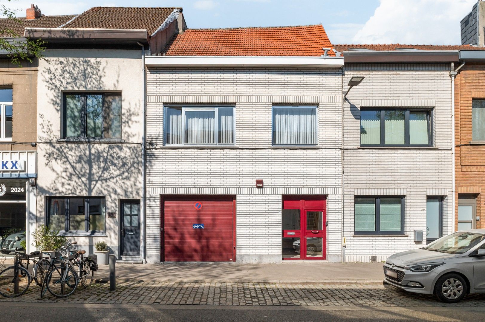 Hoofdfoto van de publicatie: Te renoveren eengezinswoning met 17 garageboxen in Merksem