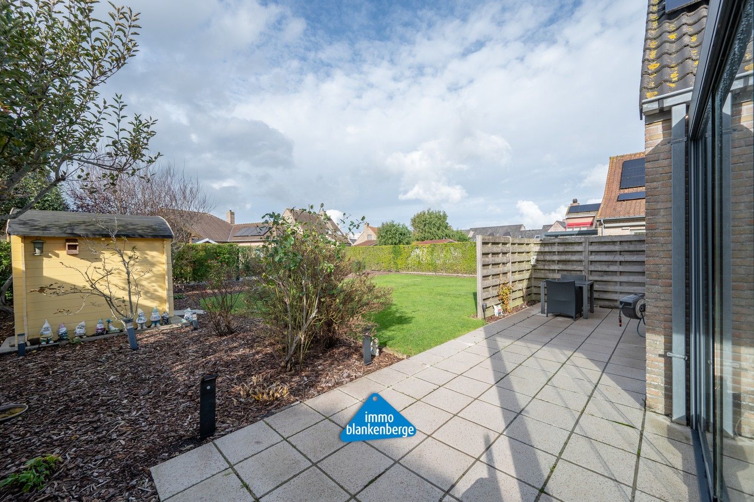 Ruime villa met zonnige tuin en moderne veranda op wandelafstand van de zee foto 7