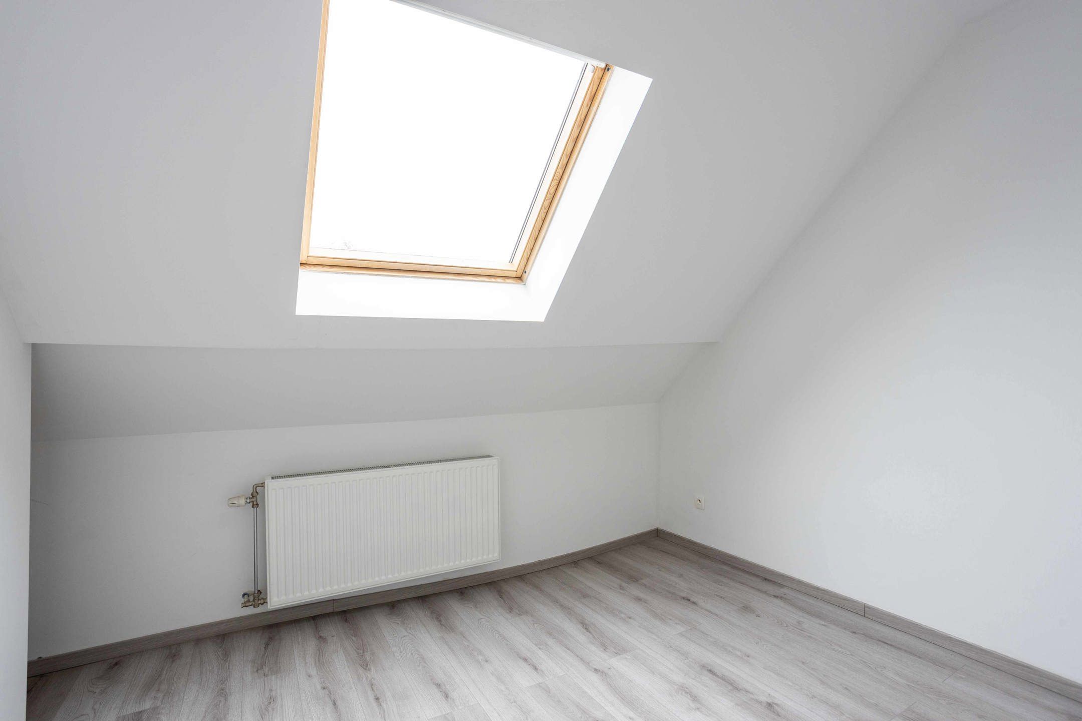 Gerenoveerde rijwoning met 3 slaapkamers en tuin. foto 16