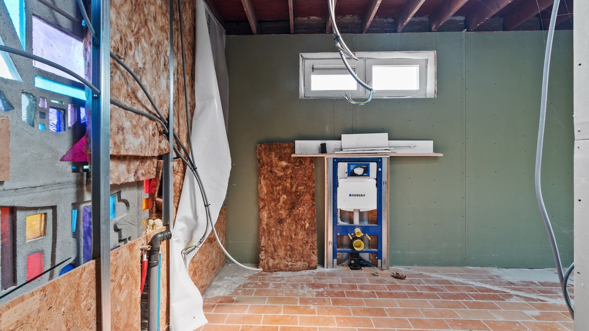 Te renoveren woning (O.B.) met 3 slaapkamers op 6a 48ca foto 18