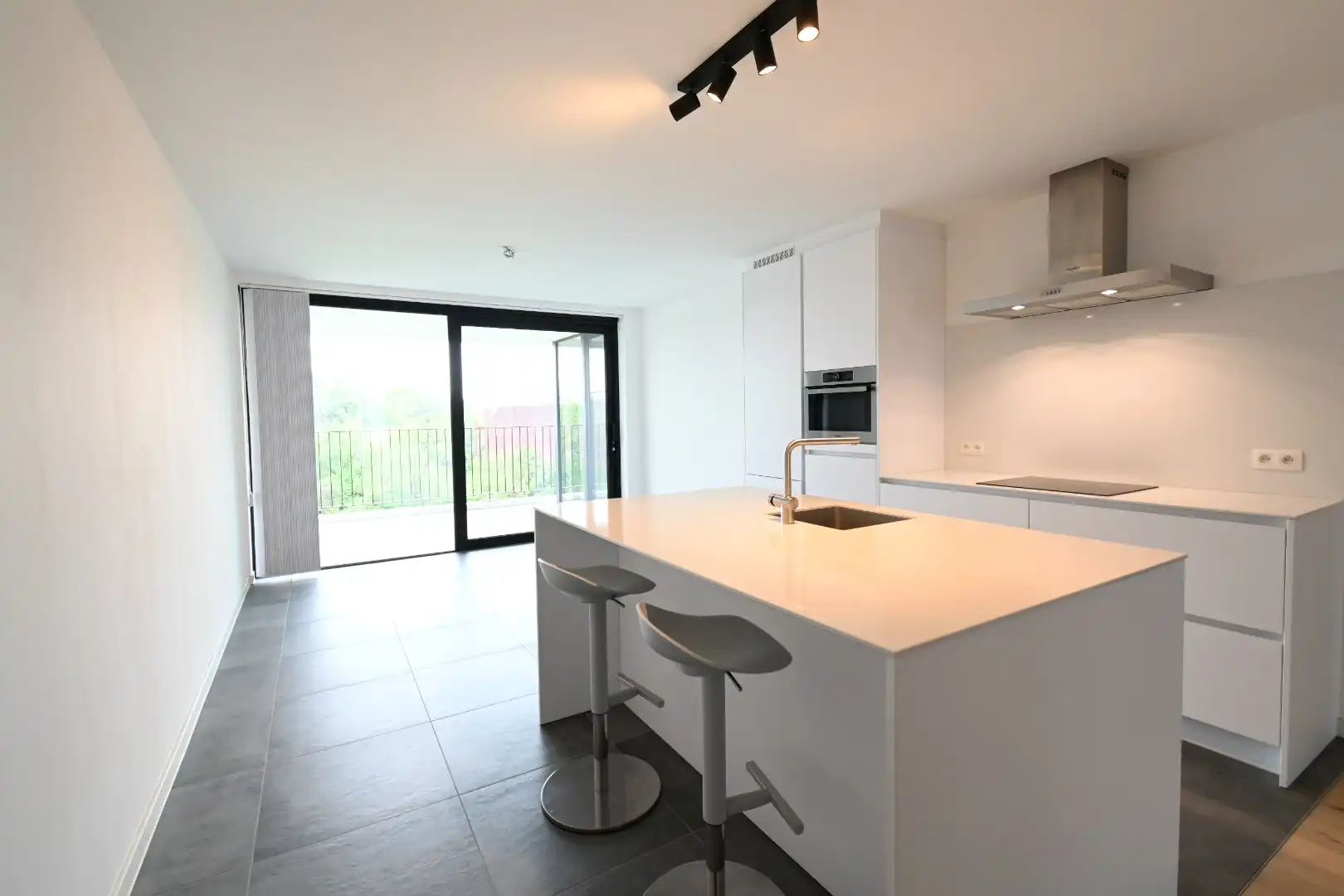 Knap recent appartement met 2 slaapkamers en mooi uitzicht + autostandplaats foto 15