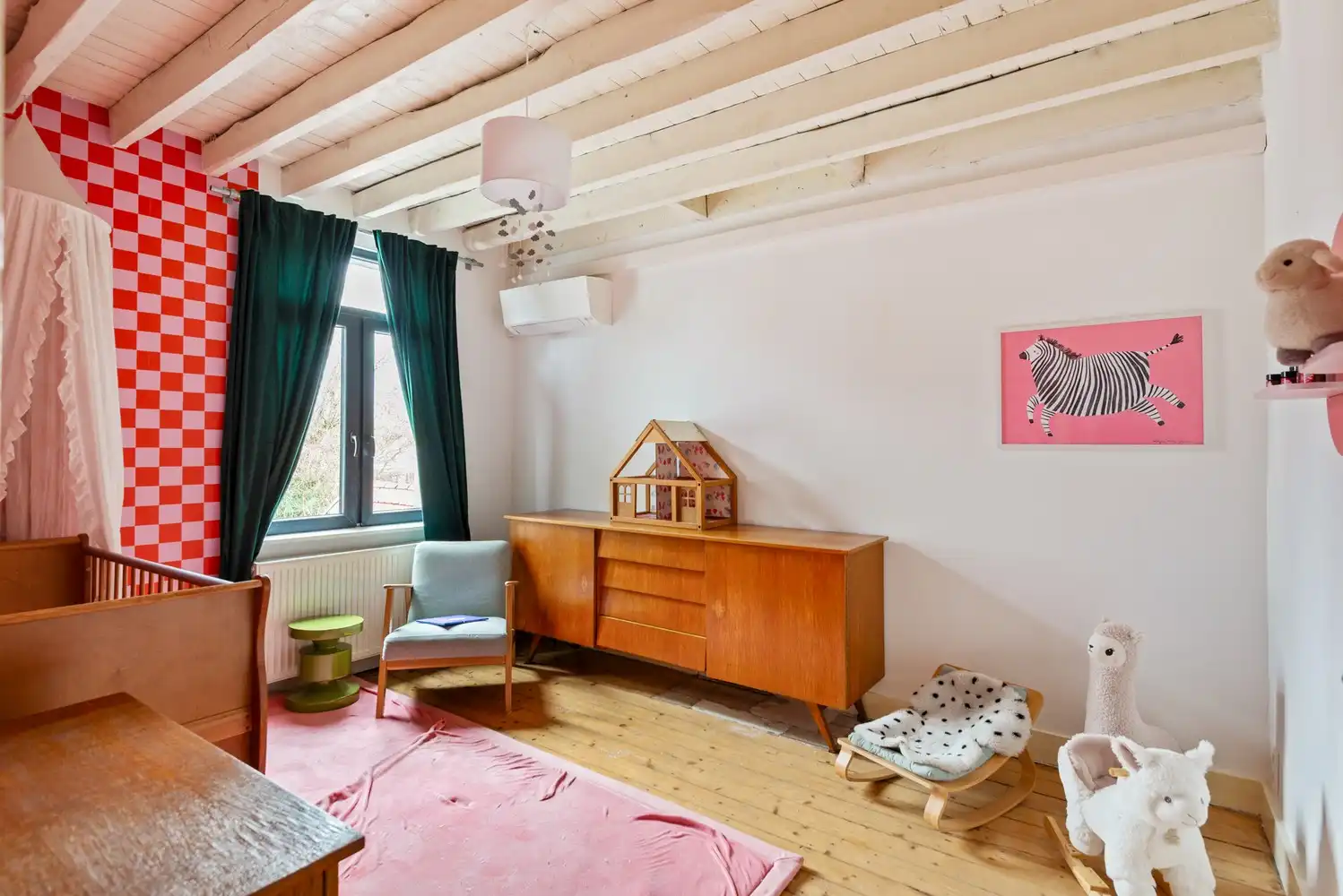 Charmant, gerenoveerd huis met 4 slaapkamers, 2 badkamers en gezellige tuin in Wijnegem! foto 9