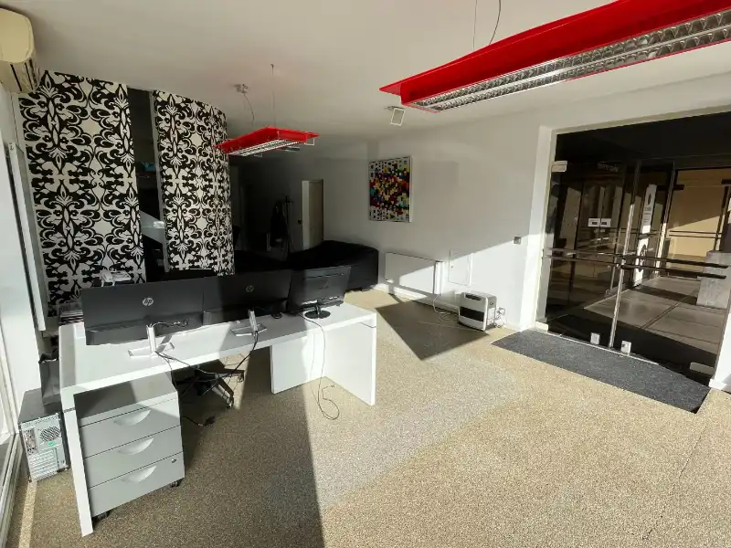 Commercieel pand van 180m² gelegen in het centrum van Genk, tegenover Shopping1. foto 6