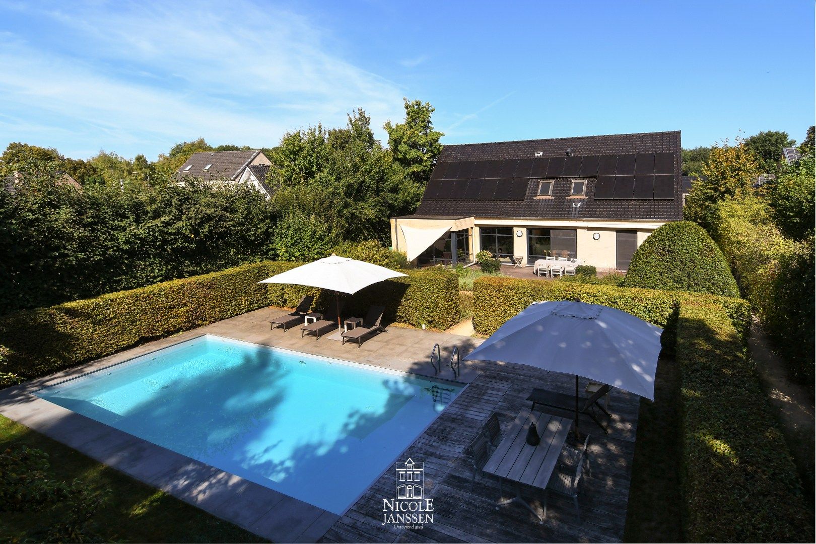 Vrijstaande woning met mooi verzorgde tuin en zwembad  foto {{pictureIndex}}